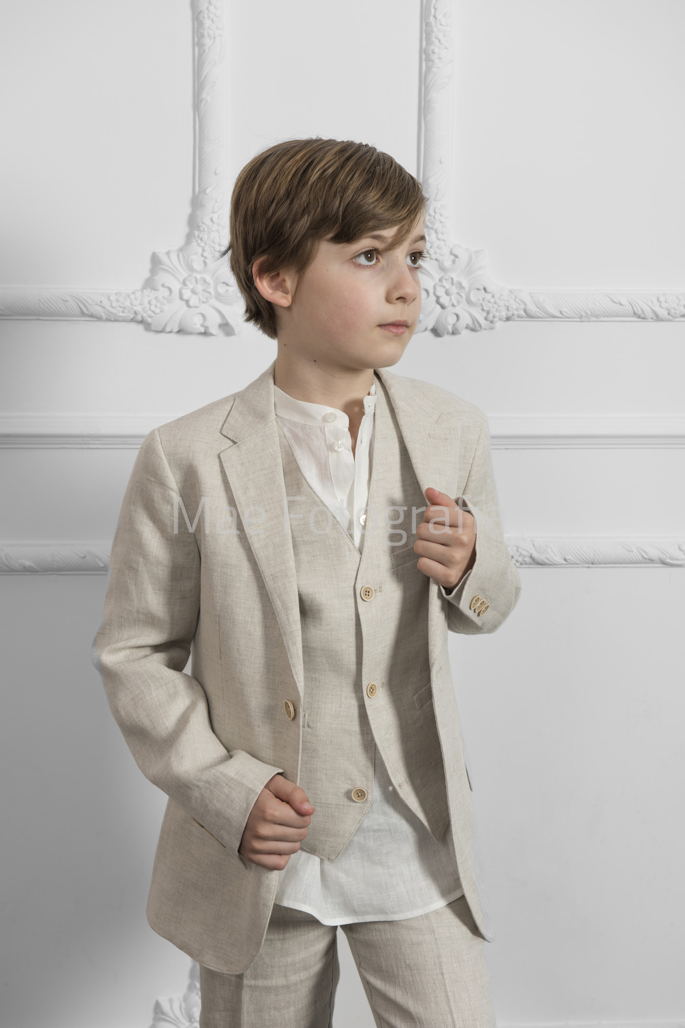 Niño con traje de primera comunión.