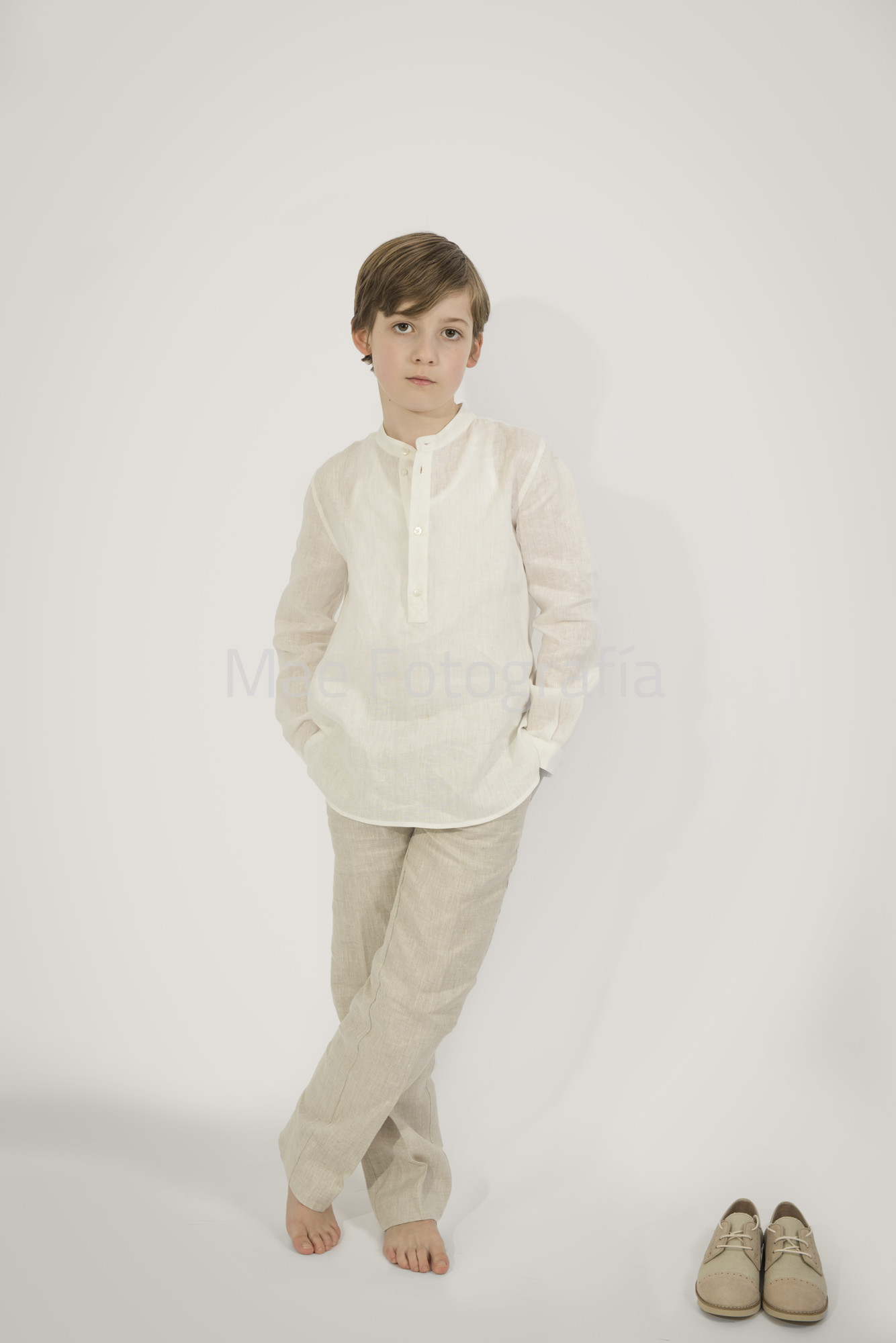 Niño con fondo blanco, reportaje de comunión.